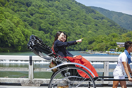 旅游乘坐人力车的两个高中女孩图片