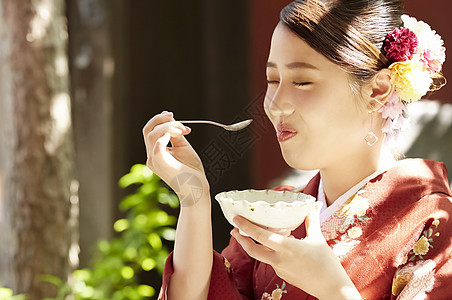 在茶馆品尝甜点的女性图片