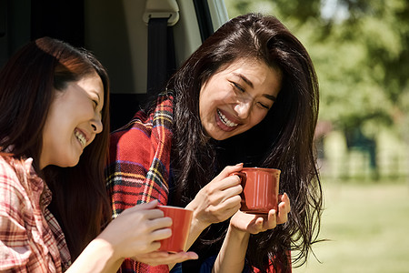 朋友聊天女人驾车旅行聊天喝咖啡背景