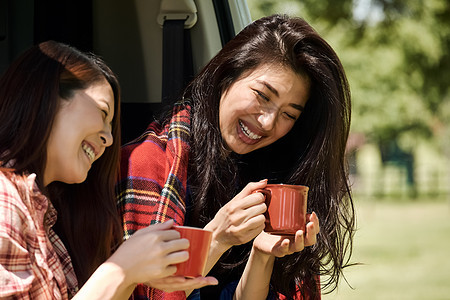 女人驾车旅行聊天喝咖啡图片