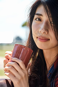 女人旅行喝咖啡图片