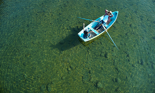 在清澈的湖面划船图片