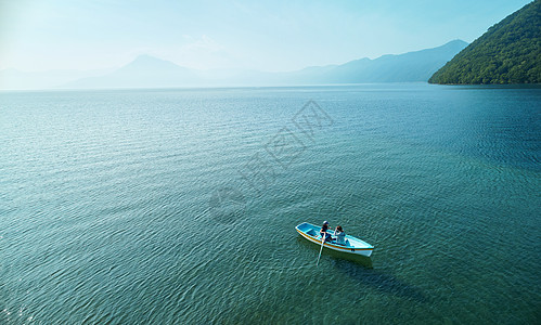 精美女人休假家庭旅行湖船图片