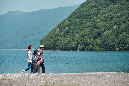 湖边漫步一家四口湖边散步背景