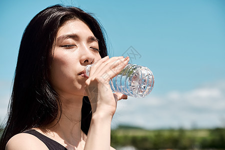 晴天年轻美女运动补水图片