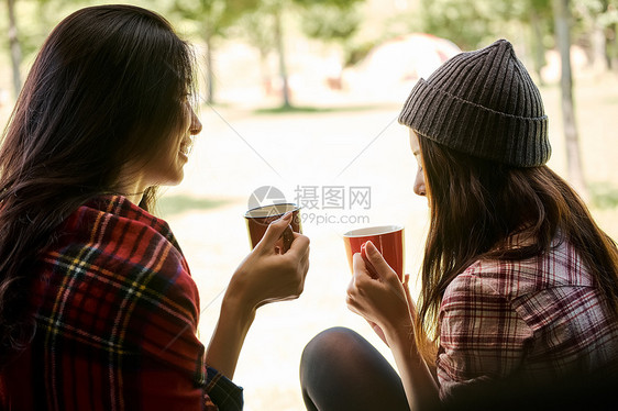 交通工具车蓝蓝的天空妇女的旅行营图片