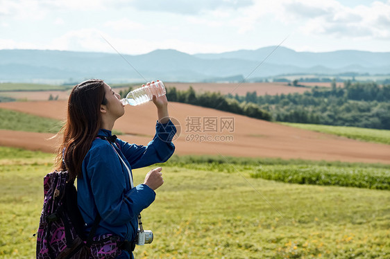 年轻美女运动补水图片