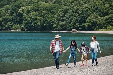 儿童休假享受家庭旅行湖营地图片