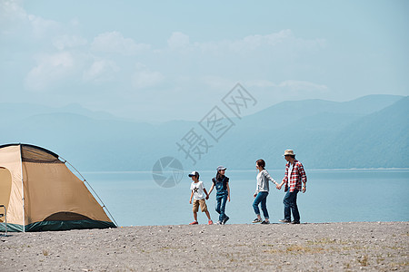 湖边露营一家人湖边开心露营背景