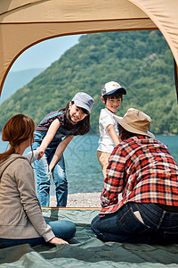 小孩女微笑家庭旅行湖营地图片