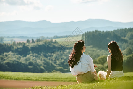 户外野餐女闺蜜户外旅行背影背景