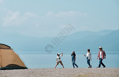 打破晴朗旅途家庭旅行湖营地图片