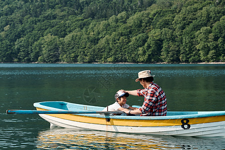 爸爸美丽广阔的荒野家庭旅行湖船图片