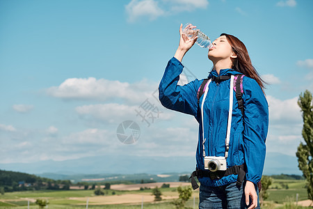 清爽女旅途女人的徒步旅行图片