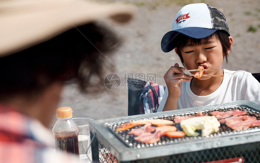 烤肉女士儿子家庭旅行湖营地图片