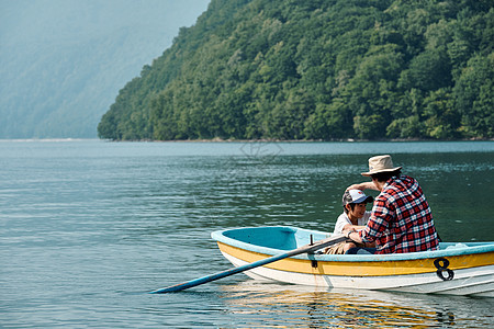 北海道景色20多岁家庭旅行湖船图片