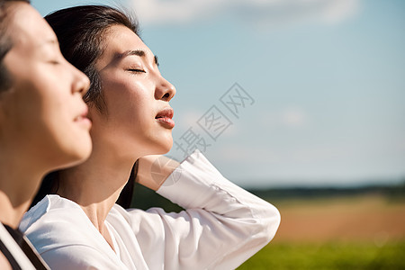 壮年长假丰胸女人的旅程自然风光背景图片