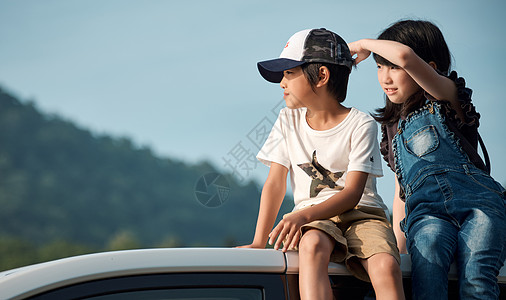 户外小孩们坐到车顶看风景图片