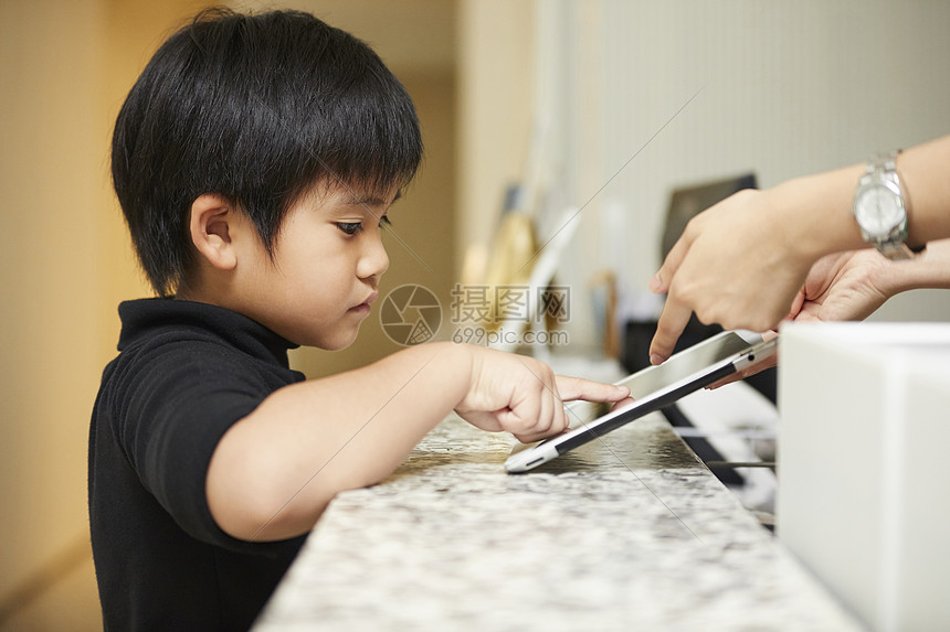 胸像亚洲人子部门小学学生平板电脑图片