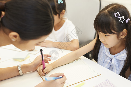 学习写字的孩子图片