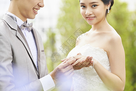 婚礼交换对戒的新娘新郎图片