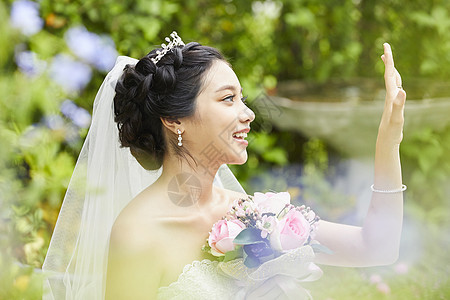 看着婚戒微笑的新娘背景图片