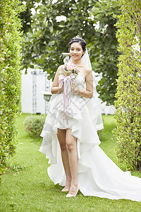 花园婚礼穿着纯白婚纱的新娘图片