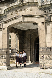 女高中学生一起逛博物馆图片