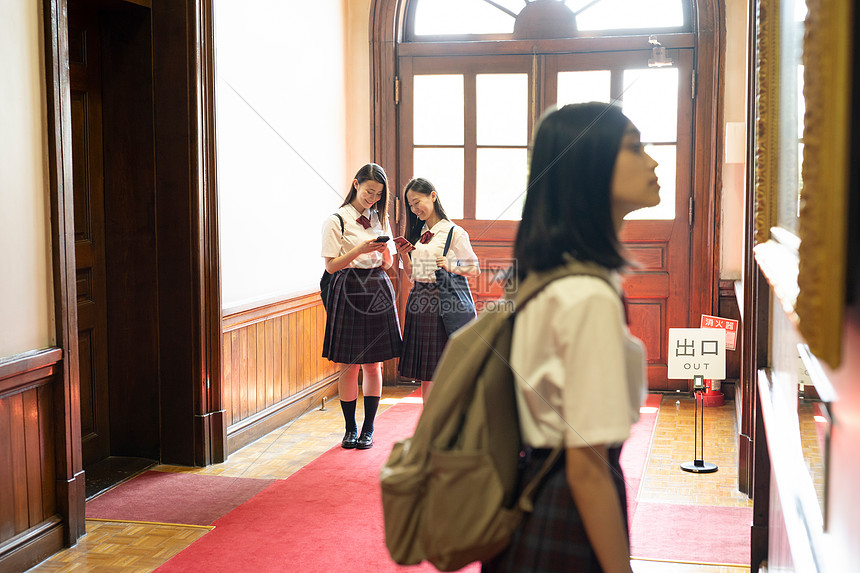 穿校服的女学生在学校里合影图片