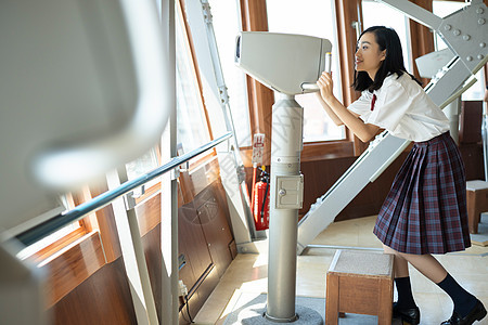 女学生在学校的电视塔里参观图片