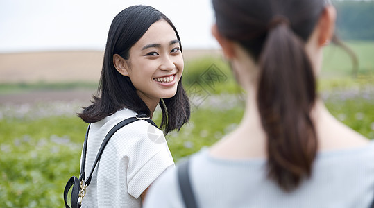 女高中生开心旅行形象图片