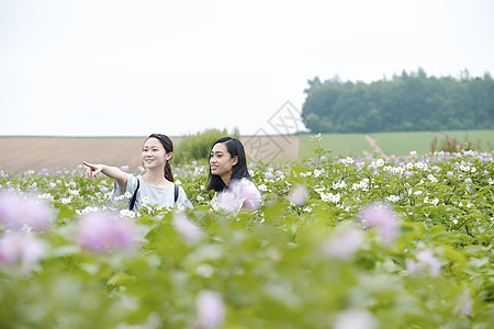 女高中生开心旅行形象图片