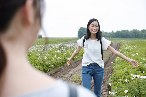 欢闹行走夏天妇女北海道花园图片