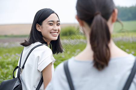 姐妹出游走路欢快妇女北海道花园图片