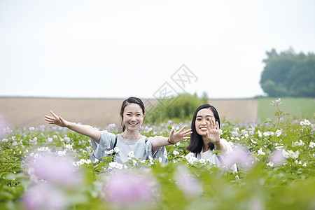 女闺蜜花田游玩图片