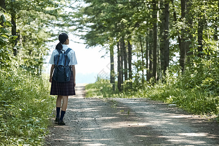 夏校早晨女高中生走路上学背景