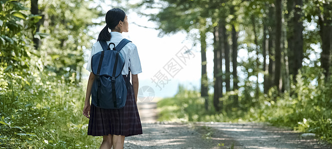 夏校独自上学的女高中生背影背景