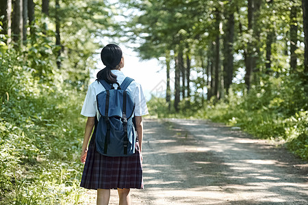 夏校高中生上学背景