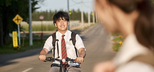 年轻的中学生形象图片