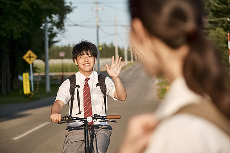骑自行车的高中男生图片