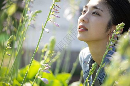 原野运动场乡村女自然肖像图片