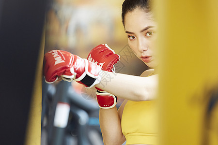 戴着拳套锻炼的拳击女性图片