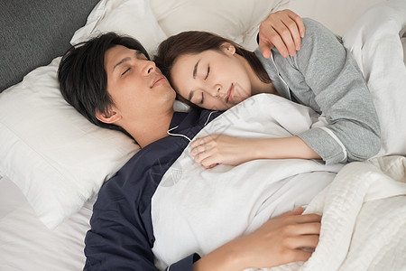 文稿空间简单双人睡在床上的一对夫妇图片