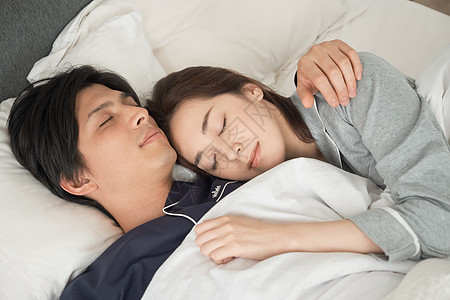 睡在床上的一对夫妇图片