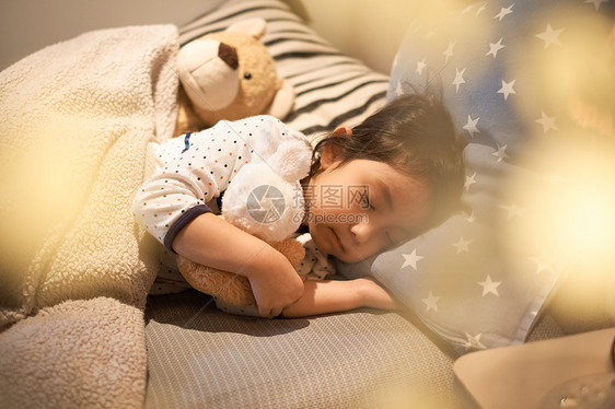 愉快的睡眠孤独的睡熟睡在床上的孩子图片