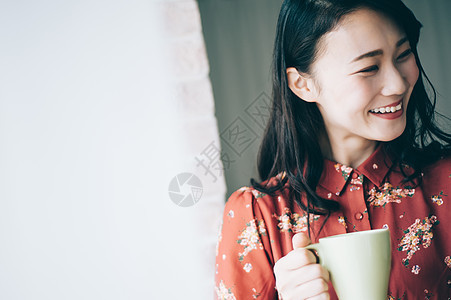 穿着红色连衣裙的漂亮女孩图片