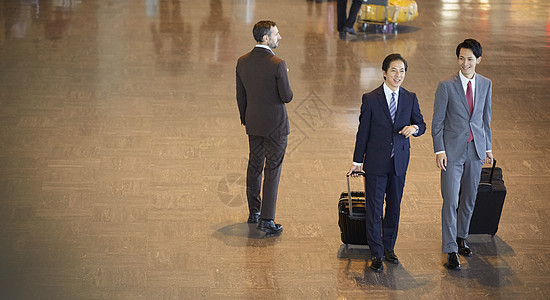 雇员海外出差手提箱在国外商务旅行的一个商人图片