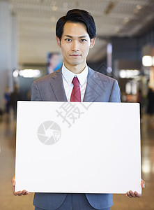 日本人男人们亚洲在海外商务旅行的一个商人消息在机场图片