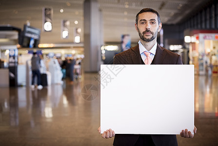 持有外国公司四十来岁在海外商务旅行的一个商人消息在机场图片