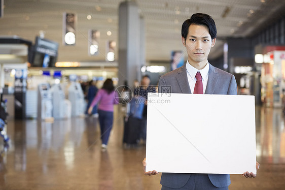 上班族自然采光商务人士在海外商务旅行的一个商人消息在机场图片